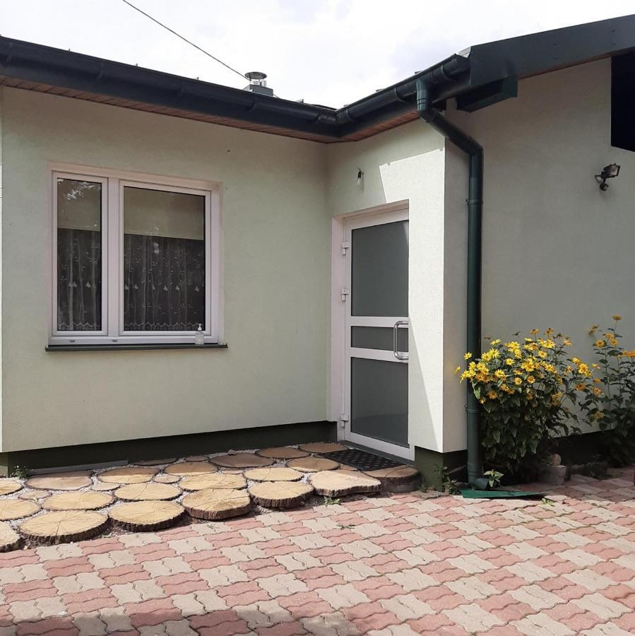 Domek Caloroczny U Haliny เอากุสตูฟ ภายนอก รูปภาพ